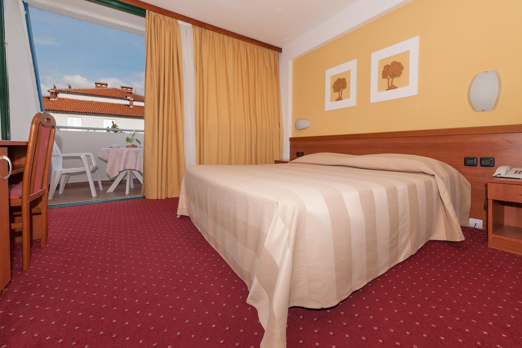 Maistra Select Family Hotel Amarin โรวีน ห้อง รูปภาพ